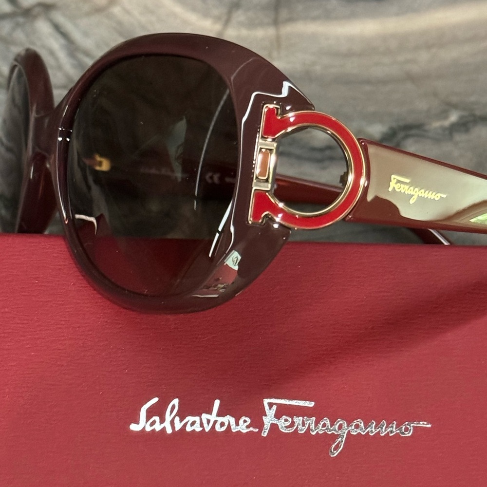 FERRAGAMO Gancini Sunglasses NIB Burgundy Dark Red & Gold Made in Italy - Picture 3 of 16
